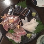 つくしのこ - 刺身盛合せ、時計回りに漬けた鯵、〆秋刀魚、烏賊、鯛