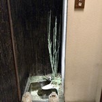 虎白 - シックなエントランス