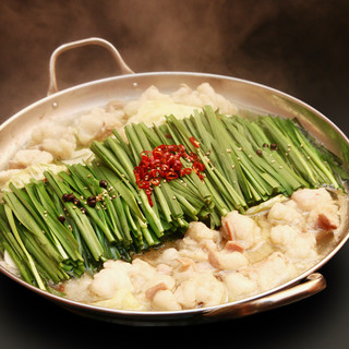 Domestic beef Motsu-nabe (Offal hotpot) and chicken sashimi with a juicy texture that you can only enjoy because they are fresh