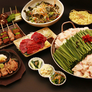 Courses starting from 4,500 yen where you can enjoy exquisite Motsu-nabe (Offal hotpot) and yakiton platter