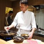 肉割烹 上 - しゃぶしゃぶを作っています