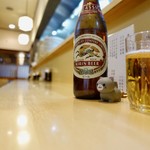 とんかつ燕楽 - カウンターに乗せたビール