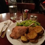 Bistrot Victoires - 鴨のコンフィ（Cuisse de canard confite）はポテトやサラダ付きで12.5ユーロ