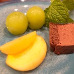 旬彩 天ぷら 心来(しんら） - チョコレートムース
      柿、シャインマスカット