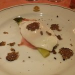ピッツェリア・サバティーニ - アスパラとハム、半熟卵に黒トリュフ