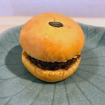 とんかつ まい泉 - ミニかぼちゃバーガー。直径5cmくらいなのですがちゃんとかぼちゃコロッケの味がします。ソースがしみていてこのままおやつにぱくっとちょうどいいサイズでした。