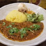 SPICY CURRY 魯珈 - 黒胡椒たっぷり！激辛粗挽きポークカレー＋るうろう煮玉子
