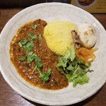 SPICY CURRY 魯珈 - 黒胡椒たっぷり！激辛粗挽きポークカレー＋るうろう煮玉子