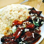 中華料理 喜多郎 - 豚角煮炒飯（大皿にドーン！）