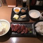 牛たん若 - 霜降り牛たん定食1700えん 麦飯大盛100えん とろろ120えん