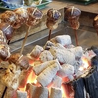柳家 - (14)松茸(長野県産)の生姜醤油のタレ付け炭火焼き
                  串を打たれた松茸を上から見るとジオンのモビルスーツ「アッガイ」に見えて仕方無い。(笑)
                  囲炉裏に炭火を囲むように整然と並べてじっくりと焼かれます
