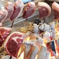 柳家 - (17)蝦夷仔鹿(北海道産)のロースの炭火焼き
                分厚い脂身がたっぷりと付いて、濃厚そう
                加熱されて分厚い脂身から溶け出した脂がポタポタと滴り落ち、最後は中居さんが直火でこんがりと揚げ焼きに仕上げます