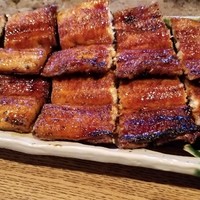 柳家 - (23)天然鰻(岐阜県長良川産)の炭火での蒲焼き
                初めて体験する渓流鰻、しかも秋鰻
                鰻の焼き方は蒸さずに地焼き
                天然鰻らしく皮は厚く噛み応えがあり、皮下の脂は野性味があるが爽やか、それでいて滋味深い