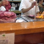 目の前で焼いてます。おいしそう。