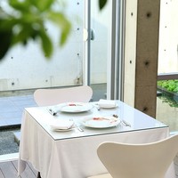 フランス料理レストラン オー・エ・セル - 光あふれるお昼の店内