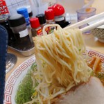 繁ちゃんラーメン - 麺のリフトアップ。