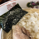 麺処ほん田 - 刻みタマネギに海苔（水曜限定営業）