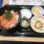 魚虎 - 生サーモン丼