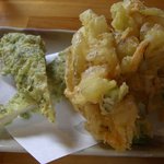 かき揚げと磯辺揚げ。このボリュームで２００円！
