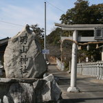 Mendokoro Maharo - 店舗東隣が男山神社