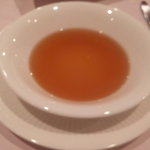 レストラン小西 - コンソメスープ。いい味がします、最後の１滴まで大事にいただきました。
