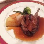 レストラン小西 - 小鳩の網焼き。初めて鳩食べちゃった、火の入れ方が絶妙！骨の周りが最高に美味しい。