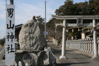 Mendokoro Maharo - 店舗東隣が男山神社