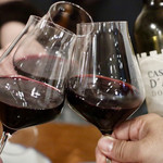 酒とタイ料理 ピッサヌローク - 1人増えて赤で乾杯〜♪