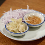 酒とタイ料理 ピッサヌローク - カオソーイの薬味