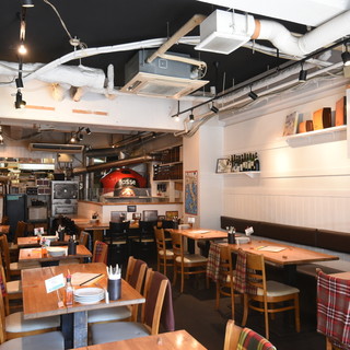 木の温もりあふれる、明るく清潔感のある店内。テラス席あり◎