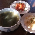 韓国料理 縁 - ランチチヂミに付くナムル・キムチ・ワカメスープ