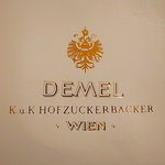 DEMEL - 白地に金押しのロゴ