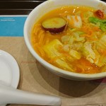 Misuta Donatsu - ビタミンカラーの麺とスープ。