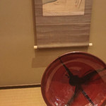 宮島 レ・クロ - 内観
      壁の掛け軸と皿