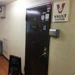 VAULT COFFEE - 店舗入口