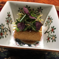 龍吟 - ◆胡麻豆腐　香り野菜 絹ごし豆腐を胡麻豆腐風に。野菜の食感と香りがいい。 まわりがカリカリで、中はトロトロ。