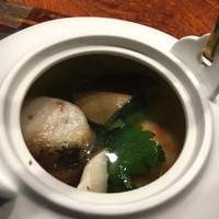 龍吟 - ♦車海老、 炭焼き甘鯛、鮑 土瓶蒸し。たっぷりの出汁が美味しい。 鮑・甘鯛・海老・茸など。 途中からすだちをを入れていただきます。