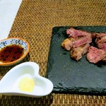 神田 まる牛 second - 店主オススメのイベリコ豚は、卸ニンニクとタレでいただきます。