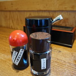 清水港　みなみ  - 醤油は2種類・お好みで使い分けます