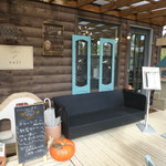 店内はとってもこじんまりでテーブル4卓です