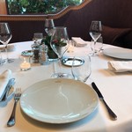 114 Faubourg - オシャレで落ち着いた店内