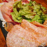 カリフォルニアラウンジ ステーキ＆ワイン 川崎店 - 生ハムとサラミの盛り合わせ