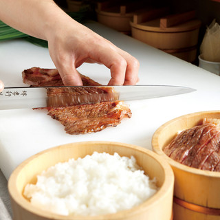 ご当地グルメ・黒毛和牛ひつまぶしをぜひ！鮮魚のお造りも人気