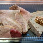 洋惣菜 亀洋 - 2018.11 シャルキュトリー盛り合わせ（1pc 870円）ローストポーク、鴨肉ポワレ、パテ・ド・カンパーニュ