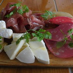 生ハムとサラミ＆チーズの盛り合わせ