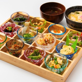 A little bit of everything. ``Miyagagozen'' is an assortment of 12 dishes that can be enjoyed by both the eyes and the palate.