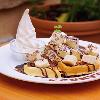 Lots of bananas and cream! Banana chocolate waffle☆