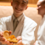 銀座 しのはら - あんぽ柿フォアグラ最中（二人入れようとしたらボケました・・・）