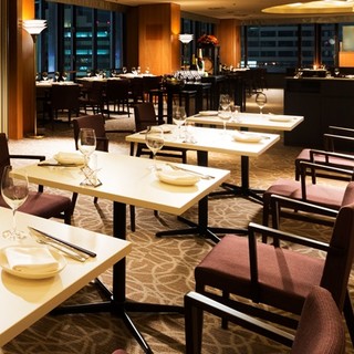 落ち着いて食事と会話が楽しめる空間