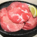 マルス精肉店直営 焼肉すぎ乃くら - まずはこれから♪塩タン 690円 ⇒ 345円（税別）。　　　　　2018.11.02